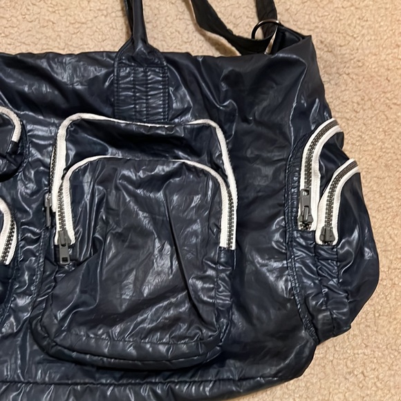 Gap Fit Navy Blue Gym Duffel Weekender Yoga Bag Lightweight LOTS of Pockets - Picture 3 of 8